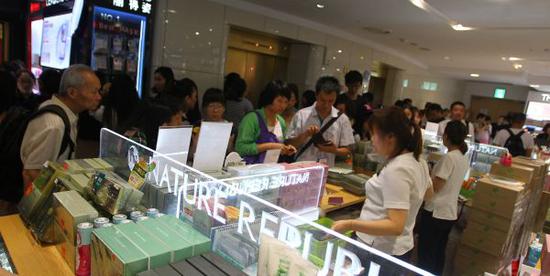 資料圖片：中國遊客在韓國首爾一免稅店內購物（2014年6月26日攝）。新華社記者姚琪琳攝