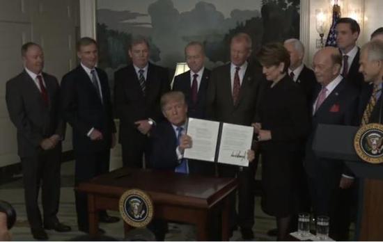 美國總統川普在白宮正式簽署對華貿易備忘錄