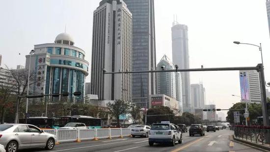 現在的上海賓館。位於深圳市中心繁華地段-深南中路，地理位置極為優越，素有深圳的坐標原點之稱。