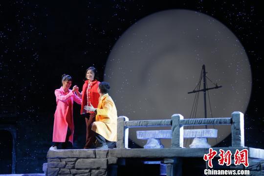黃梅新戲《遍地月光》4日晚在安徽省歌舞劇院帶妝彩排。　劉浩 攝