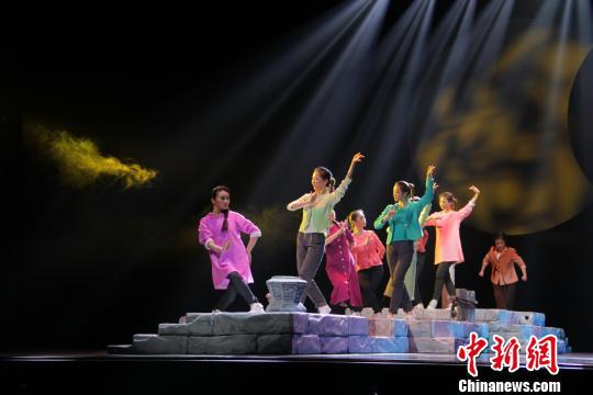 黃梅新戲《遍地月光》4日晚在安徽省歌舞劇院帶妝彩排。　劉浩 攝