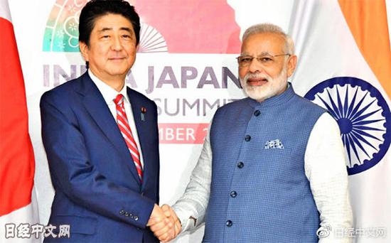 2017年9月與印度總理莫迪（右）舉行會談的日本首相安倍（14日，印度）