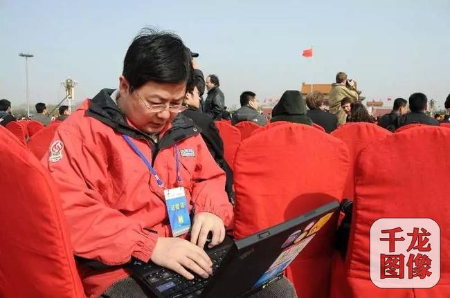 圖為汪湧在北京奧運會火炬傳遞活動現場緊張工作
