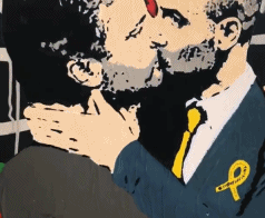 這個塗鴉的作者是街頭藝術家Tvboy，他最著名的作品是C羅與梅西擁吻的畫作。