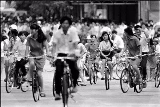 ▲ 上下班洶湧的自行車潮 深圳 1990 年