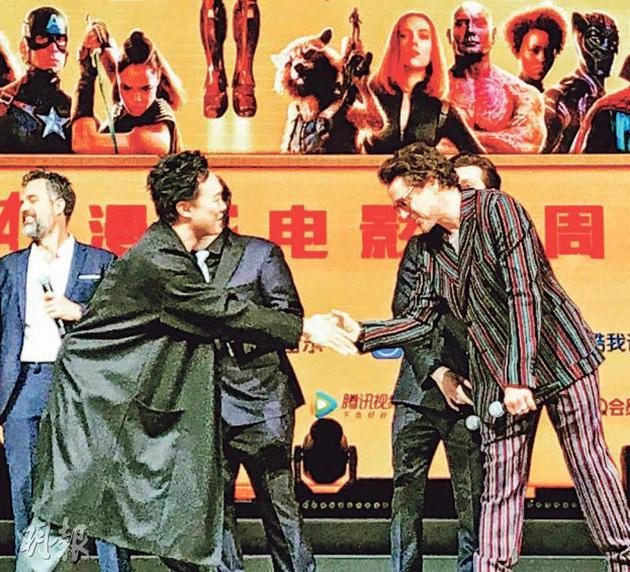 陳奕迅（左）主動跟小羅伯特·唐尼（右）握手，開心有機會見面。