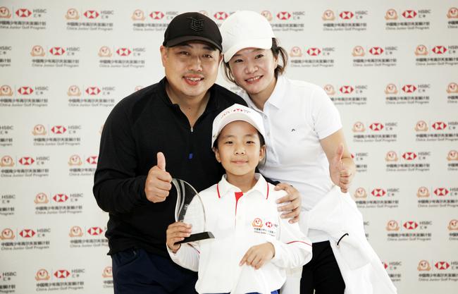 劉國梁見證了女兒首次贏得匯豐青少年冠軍