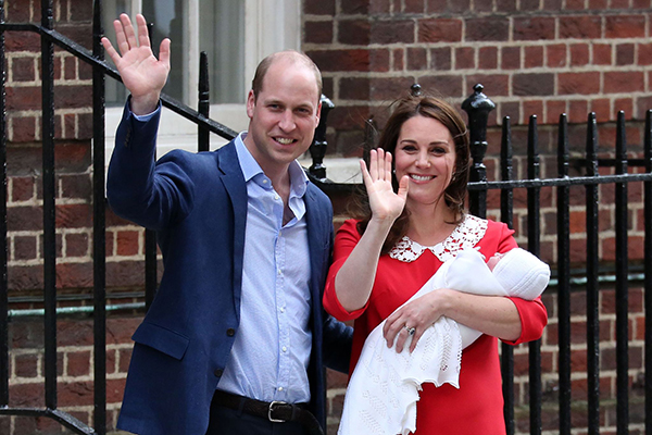 4月23日，在英國倫敦，威廉王子、凱特王妃和剛出生的小王子在聖瑪麗醫院外亮相。