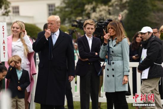 資料圖：當地時間2018年4月2日，白宮舉行一年一度的復活節滾彩蛋活動。美國總統川普當天攜妻子梅拉尼亞、兒子巴倫等家人一同出席活動。中新社記者 刁海洋 攝