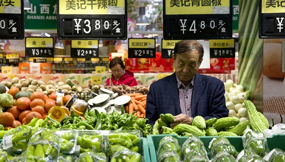 2018年4月11日，山西太原，民眾在超市選購蔬菜。圖片來源：視覺中國