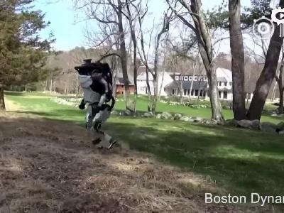 波士頓動力最新影片：人形機器人Atlas在草地上慢跑