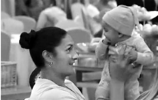 紐西蘭選手維利·亞當斯帶著6個月大的女兒約瑟芬來上海比賽。