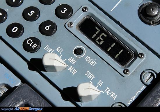 空客A320系列的應答機位於儀表盤上，旁邊的小鍵盤用於輸入代碼