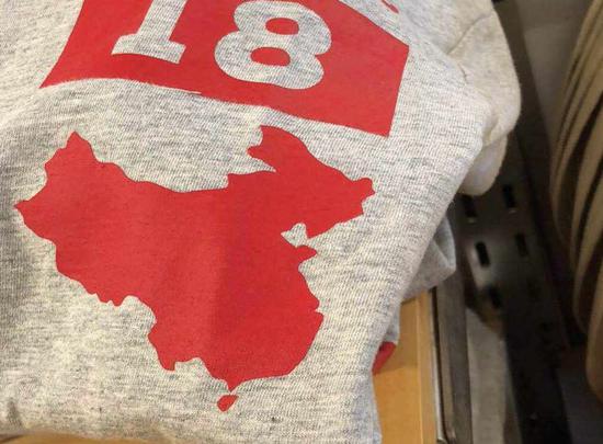 GAP一款T恤上印製的中國地圖被大面積“刪減”