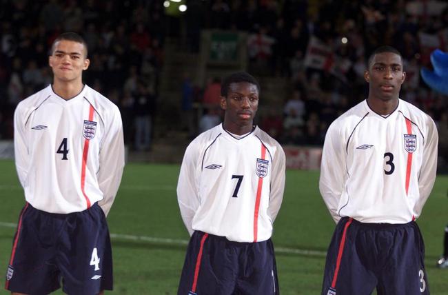 英格蘭U21時期的薩穆埃爾（右一），身邊是隊友傑納斯和賴特-菲利普斯