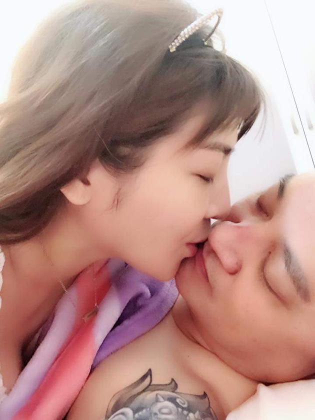 王彩樺與老公甜吻。