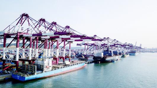 目前,我省正推動渤海灣港由整合向融合轉變,並加快青島港、威海港等整合進程。圖為青島港貨櫃碼頭。(□CFP供圖)