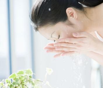 洗臉水加點綠茶和蜂蜜 肌膚更健康