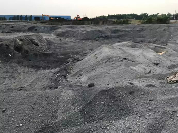 沙鋼集團廢鋼渣隨意堆放於生活垃圾填埋場