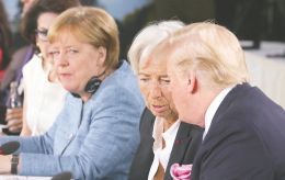今年G7峰會期間，與會長官人出席性別平等顧問委員會早餐會，圖為德國總理默克爾（左）與IMF總裁拉加德、美國總統川普（右） 東方IC圖