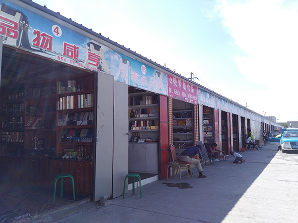 合作中心外的中亞五國小商品市場，與當年的邊民互市攤位有點類似。