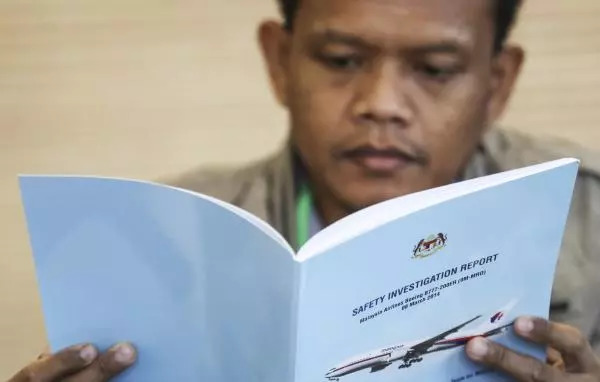 　　當地時間2018年7月30日，馬來西亞吉隆坡，一名失聯乘客親屬正在閱讀安全調查報告。 東方IC 圖