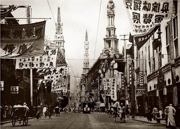 自從上海開埠後，十裡南京路一直是上海最繁華的商業中心。百貨業的興起，更推動了上海商業的繁華與變遷。圖片來源：網絡