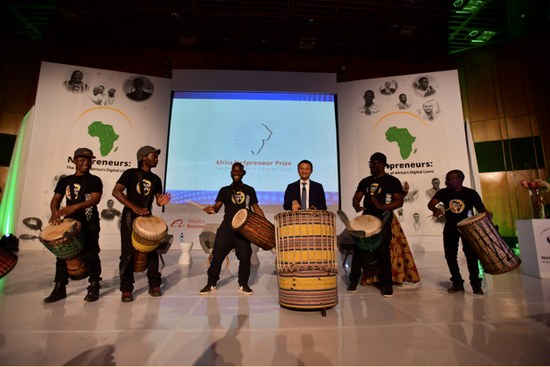 圖/馬雲與當地年輕人一起敲起非洲鼓，宣布成立馬雲非洲青年創業基金