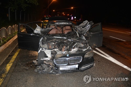 8月12日下午，韓國又有一輛寶馬車在公路上起火（圖片來自韓聯社）