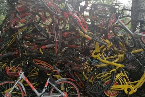 ▲北京朝陽區一路邊堆放著共享單車