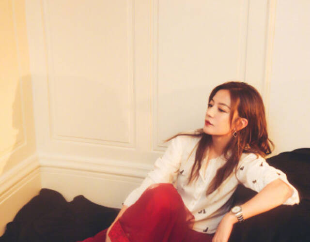 9月2日，趙薇曬出自己的一組美照。她身穿白色襯衫，紅色長裙，長髮披肩，魅惑十足。