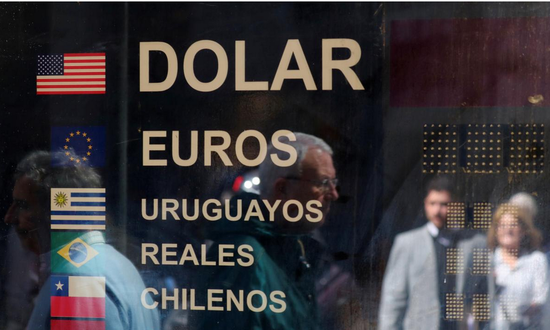 2018年9月5日，阿根廷布宜諾斯艾利斯，金融區貨幣兌換店窗戶折射的行人身影。REUTERS/Marcos Brindicci