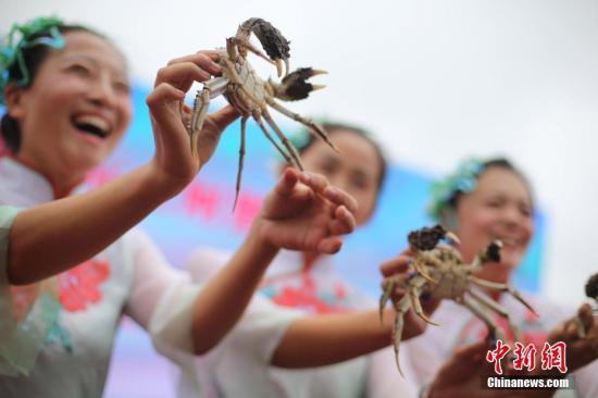 資料圖：市民展示新鮮捕撈的洪澤湖大閘蟹。中新社記者 泱波 攝