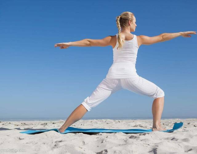  恰恰瑜伽正好能使身體氣血暢通，所以練瑜伽能治宮寒。今天為大家介紹九個瑜伽體式，能刺激經絡和穴位，可以疏通經脈、調暢氣血、改善血液循環，使全身溫暖，來治療宮寒。 