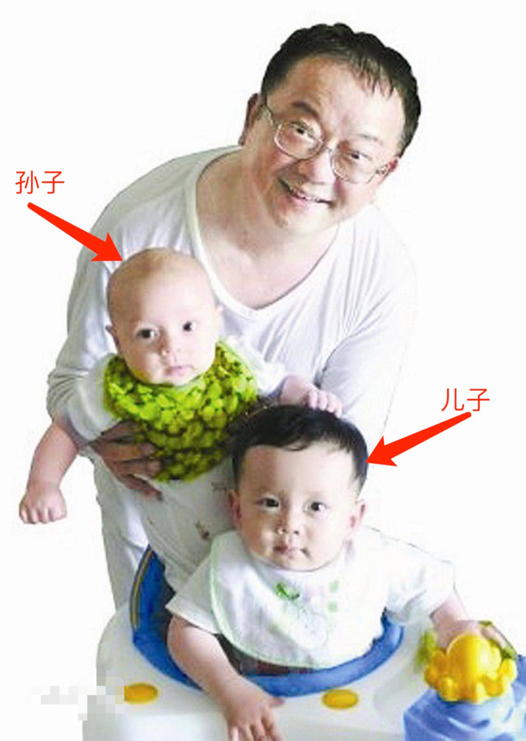 王剛的孫子與兒子合照.png