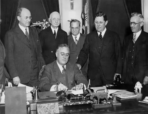 威爾遜簽署1913年《聯邦儲備法案》
