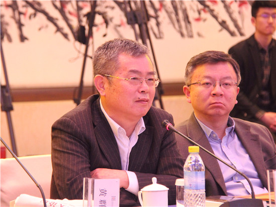 國家金融與發展實驗室理事長李揚（左）