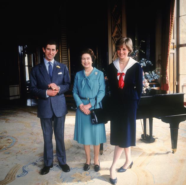 1981年3月，查爾斯王子和戴安娜公主與女王在白金漢宮
