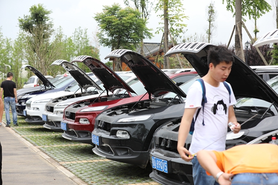 2017年6月，武漢幾位自由光車主在進行機油量檢測。圖片由車主提供