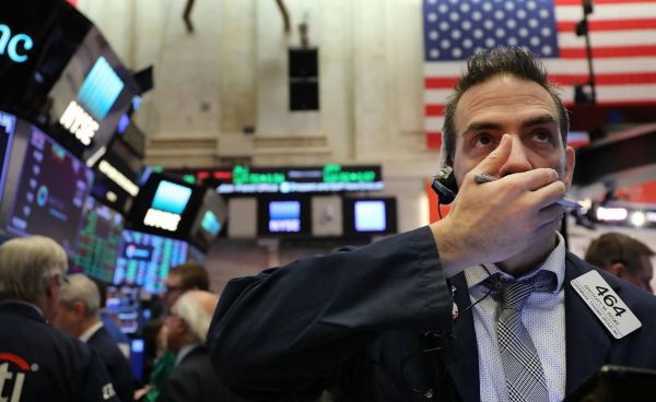 23日，紐約證券交易所的交易員在關注股票行情。（蓋帝影像）