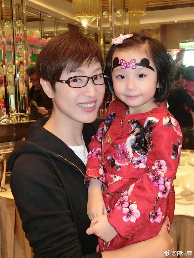 陳法蓉抱著張丹峰的女兒彤彤