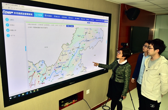 　　3月27日，重慶市環保局生態環境監測中心副主任羅財紅（右1）等通過水汙染防治管理系統了解轄區水質情況。攝影/章軻