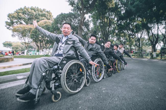 輪椅跑者組團參加昆山馬拉松，走出家門超越自我。