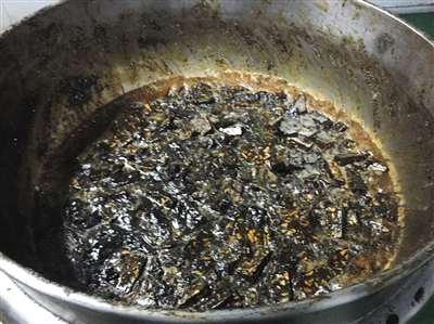 　3月5日，東阿祥雲堂公司熬膠車間的鍋裡，製作“阿膠糕”剩下的邊角料被熬化重新生產。
