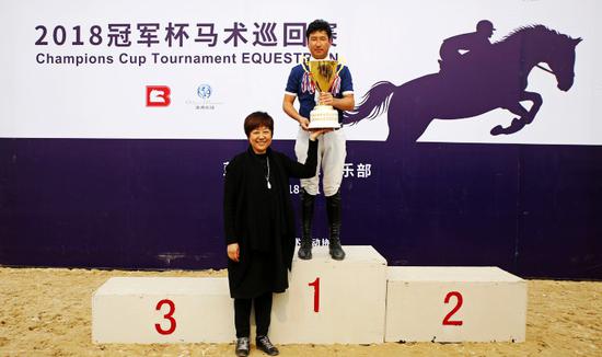 北京馬協副會長王愛軍女士為120cm級別場地障礙2017年度團體冠軍北京馬術隊代表頒獎