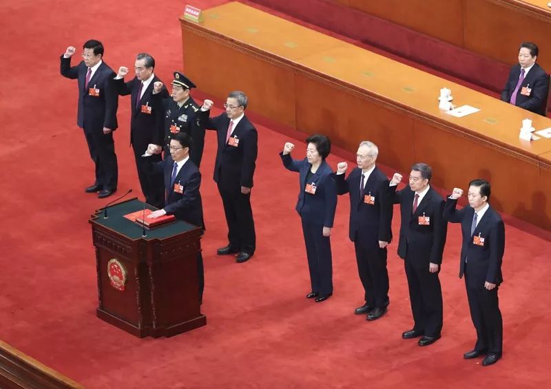 　　3月19日，國務院副總理、國務委員、秘書長進行憲法宣誓。（新華社發）
