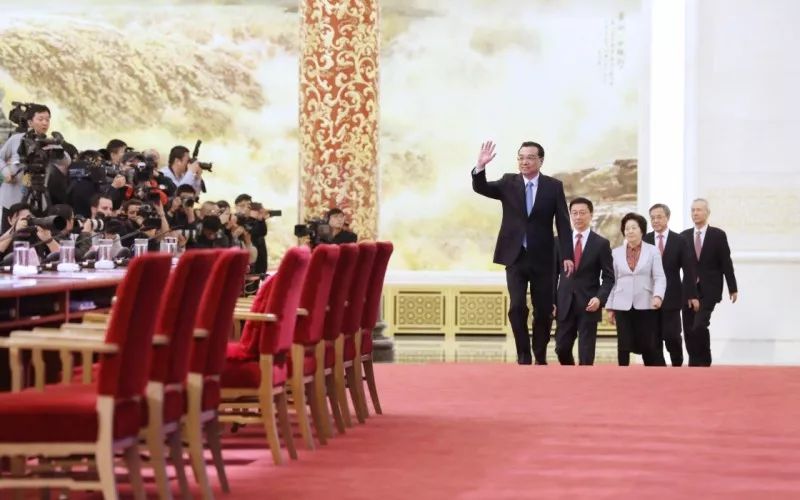 　　3月20日，李克強與副總理們會見中外記者。（新華社發）