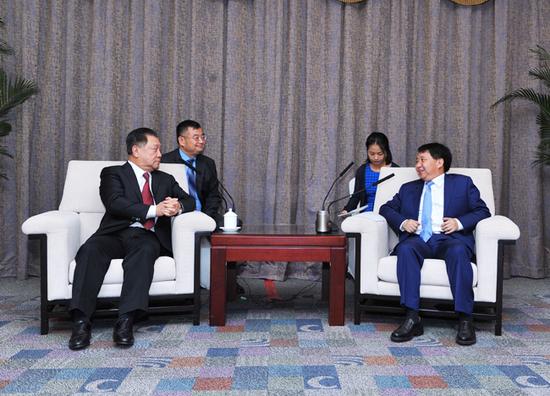 工業和資訊化部電子信息司副司長吳勝武等參加會見。