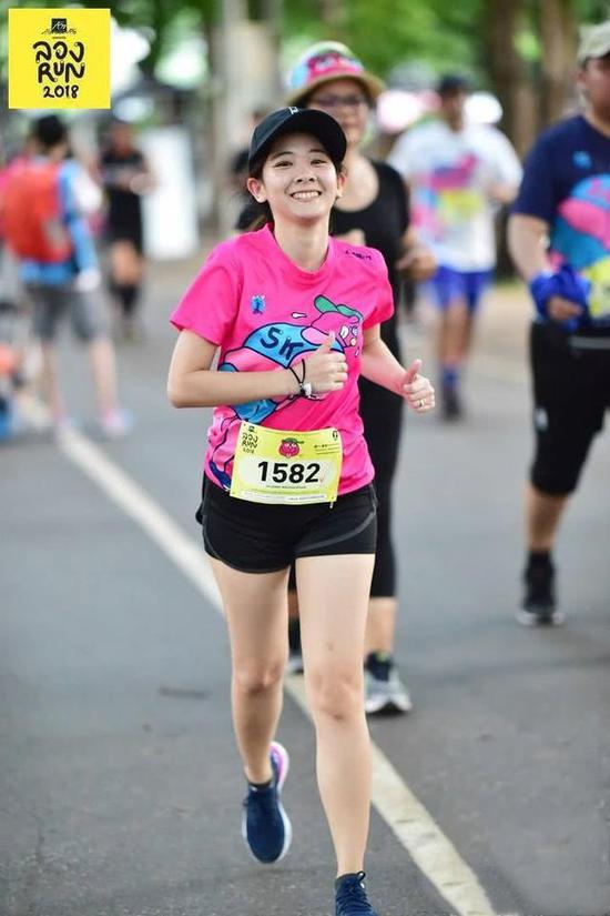 看著這些奔跑著的馬拉松妹子，真是賞心悅目，讓人心情都開朗起來！