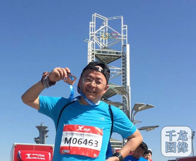 4月15日，汪湧再次完成北京國際長跑節半程馬拉松比賽。圖為賽後展示完賽獎牌。